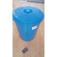 CUBO BASURA C/TAPA 50 L. PLASTICO COLOR/NEGRO